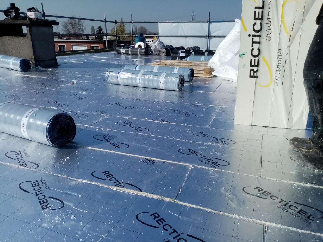 Dakisolatie met Recticel PIR-platen op plat dak in Antwerpen