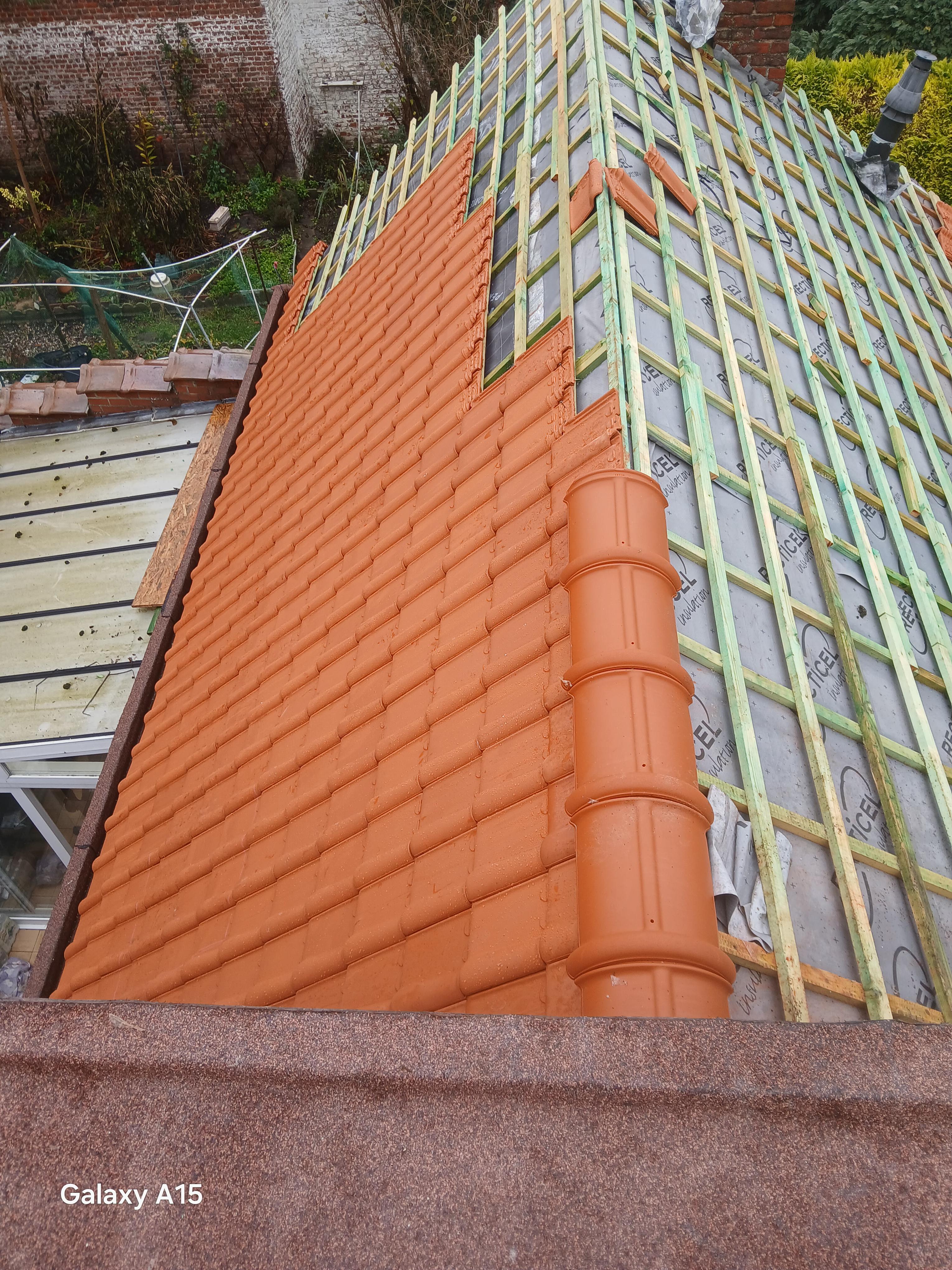 Afgewerkt hellend dak met dakraam door Sealroof in Hoboken