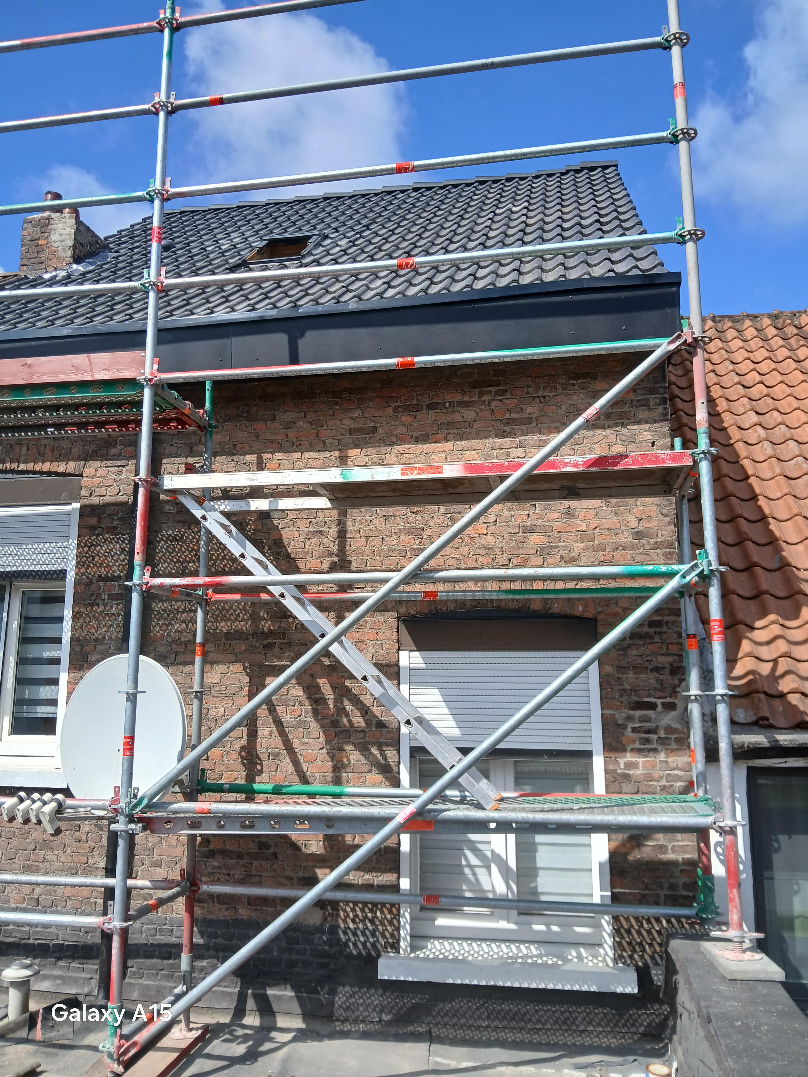 Dakrenovatie van rijwoning met stelling in Hoboken
