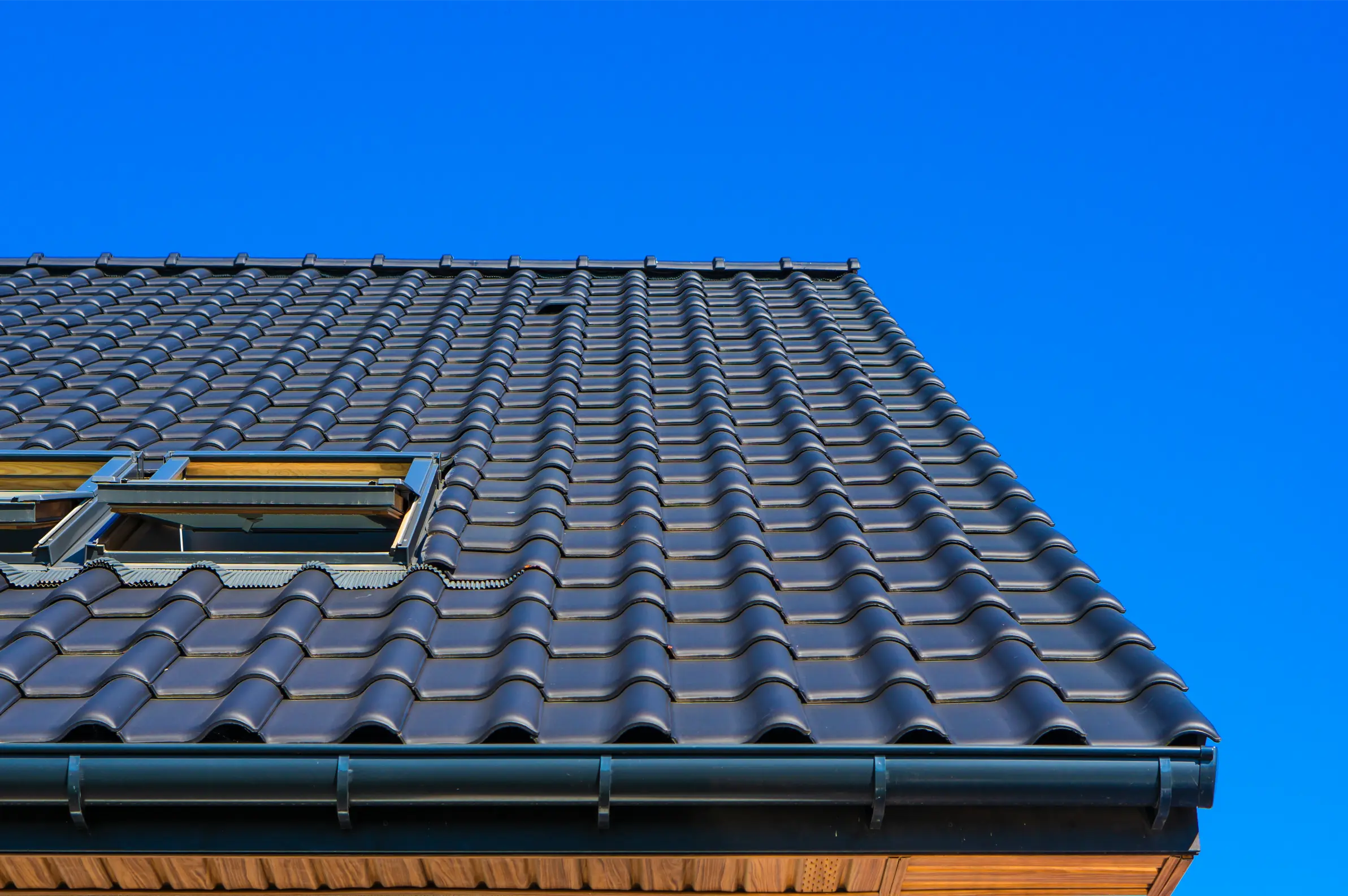 Medewerker van Sealroof plaatst dakisolatie op plat dak in Antwerpen